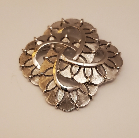 TRIFARI Double infinity symbols brooch pin, with textured and smooth finishes - Picture 16 of 16